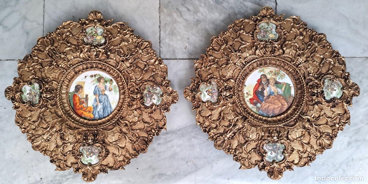 Antig&uuml;edades: BONITA PAREJA DE PLATOS DECORATIVOS DE PARED EN BRONCE Y PORCELANA. PLATO-356