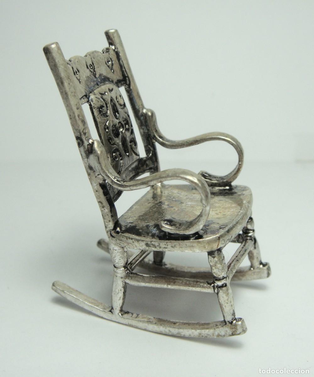Antig&uuml;edades: Mecedora en Miniatura de Plata &middot; 45 &times; 22 mm