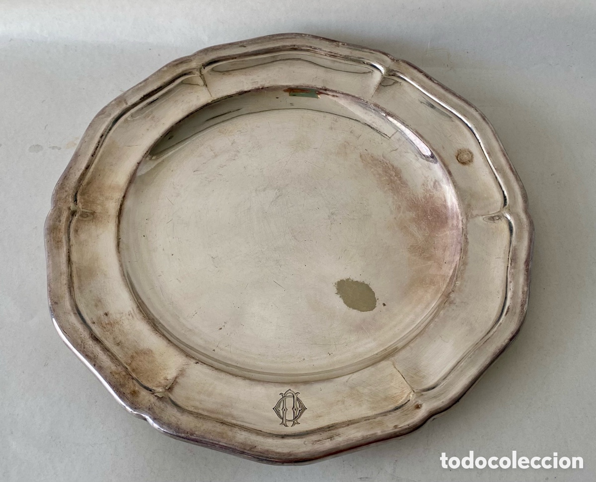 Antig&uuml;edades: Plato redondo Christofle caracterizada por su borde festoneado.