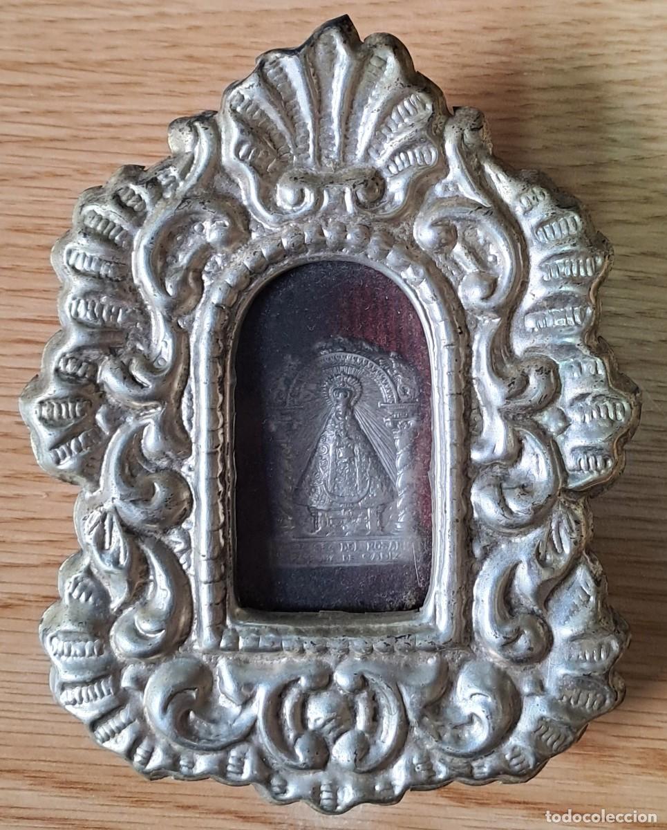 Antig&uuml;edades: ANTIGUO RELICARIO DE METAL REPUJADO DE NTRA. SE&Ntilde;ORA DEL ROSARIO SOBRE TERCIOPELO ROJO. RELICARIO-26