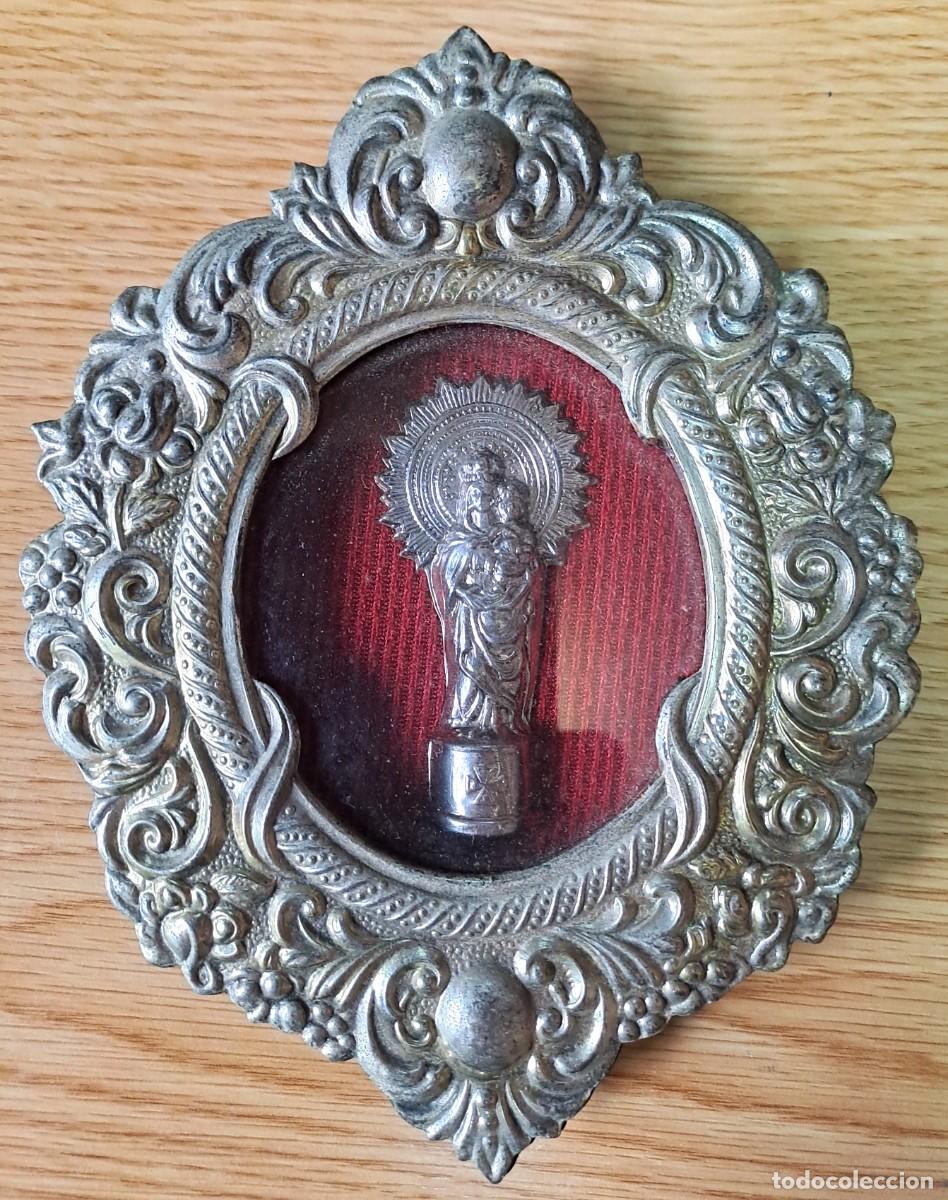 Antig&uuml;edades: ANTIGUO RELICARIO DE METAL REPUJADO DE NTRA. SE&Ntilde;ORA DEL PILAR SOBRE TERCIOPELO ROJO. RELICARIO-27