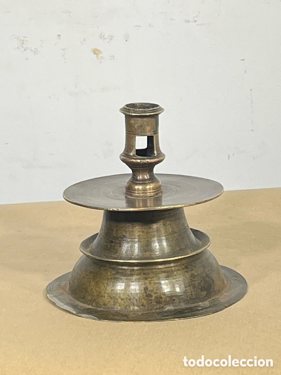 Antig&uuml;edades: Excelente Candelero G&oacute;tico de Bronce Tipo Campa&ntilde;a