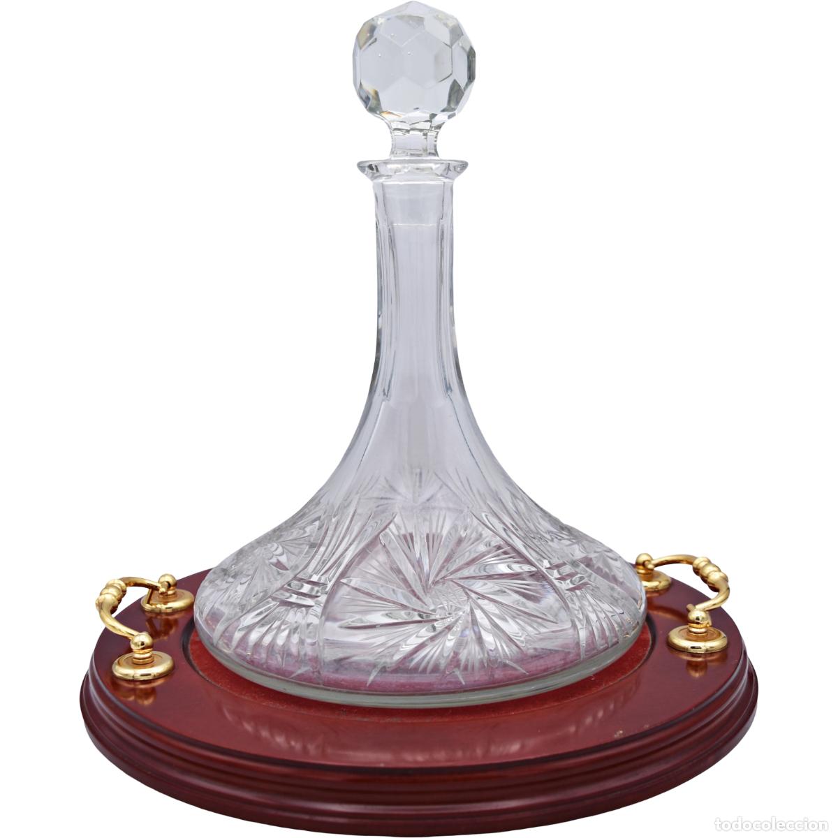 Antiguidades: Licorera de base plana en cristal de Bohemia