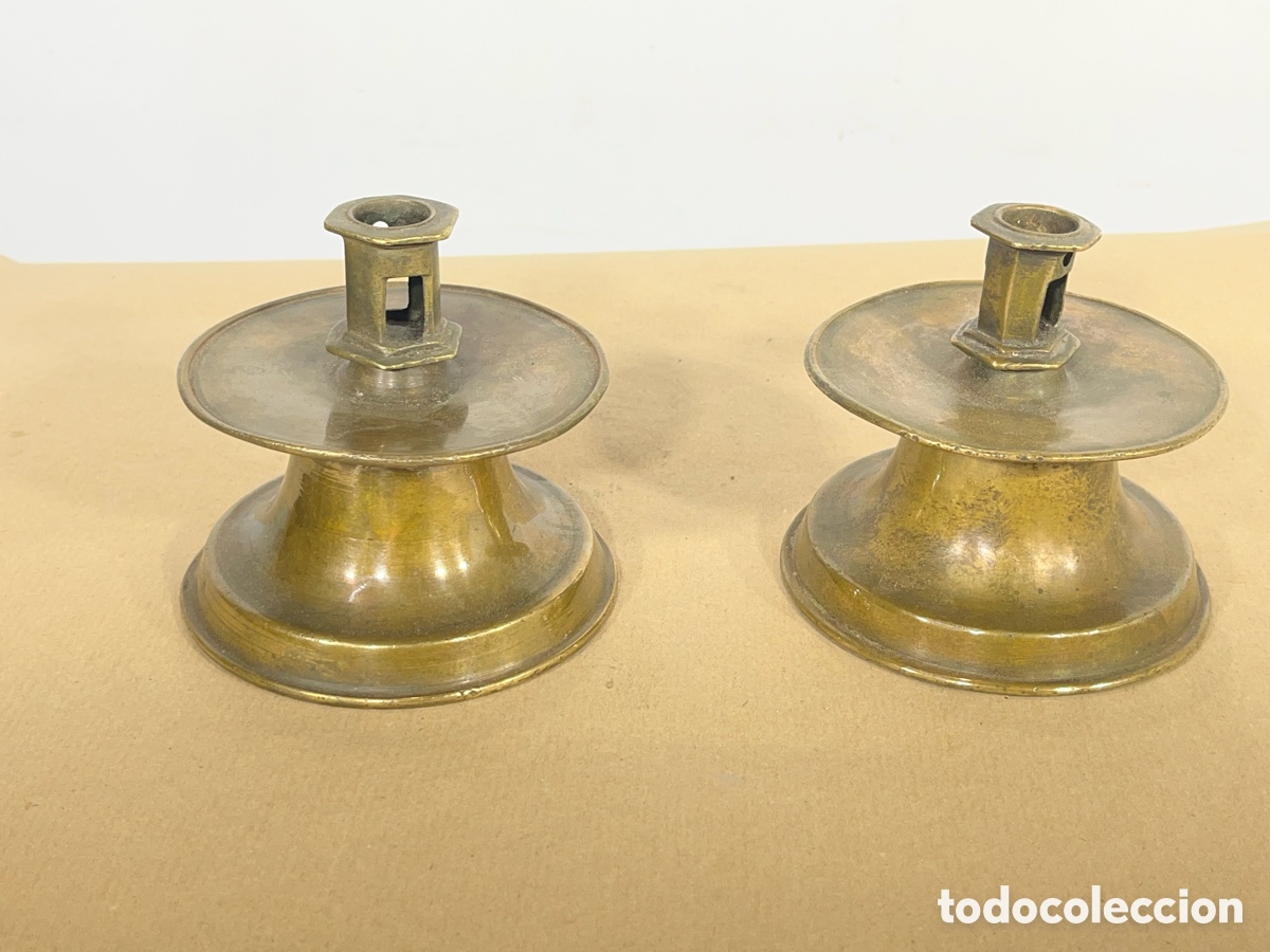 Antig&uuml;edades: Pareja de candeleros de lat&oacute;n tipo campana