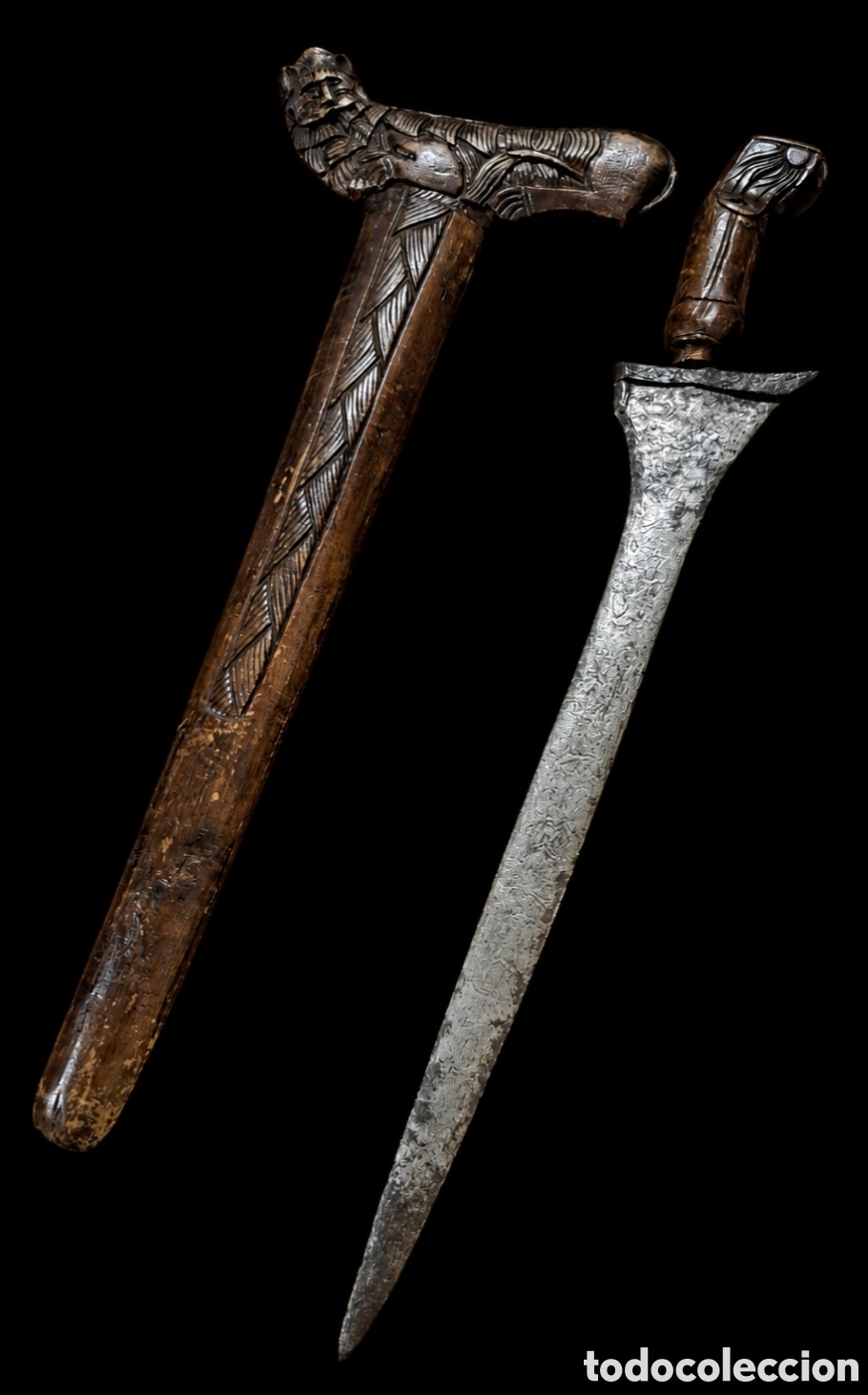 Antig&uuml;edades: Kris Keris espada corta de 51 cms con acero de damasco y vaina original tallada artesanalmente