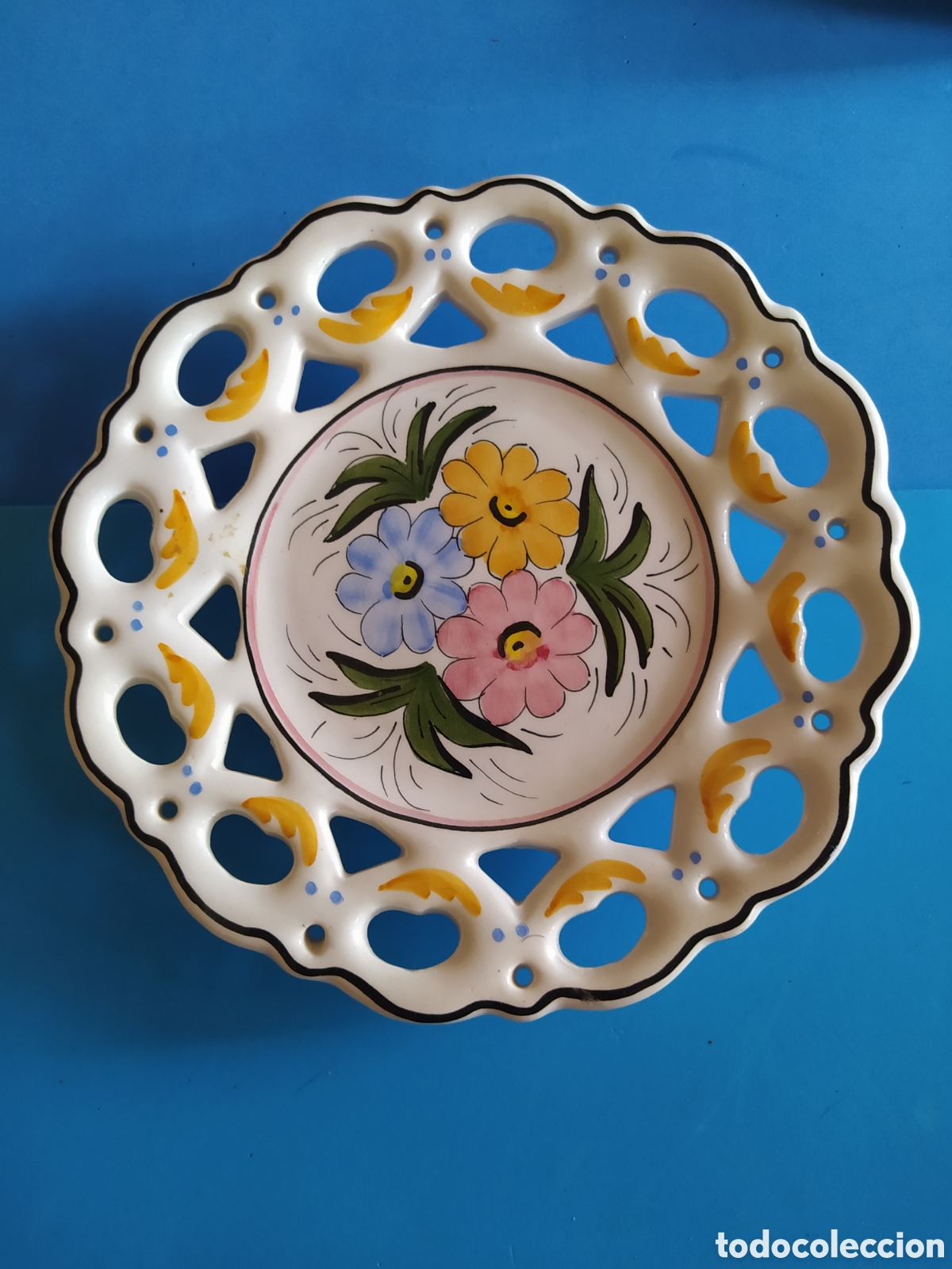 Antig&uuml;edades: Plato decorativo de cer&aacute;mica de Manises 18 cm | Principios del siglo XX | Pintado a mano | Para colg