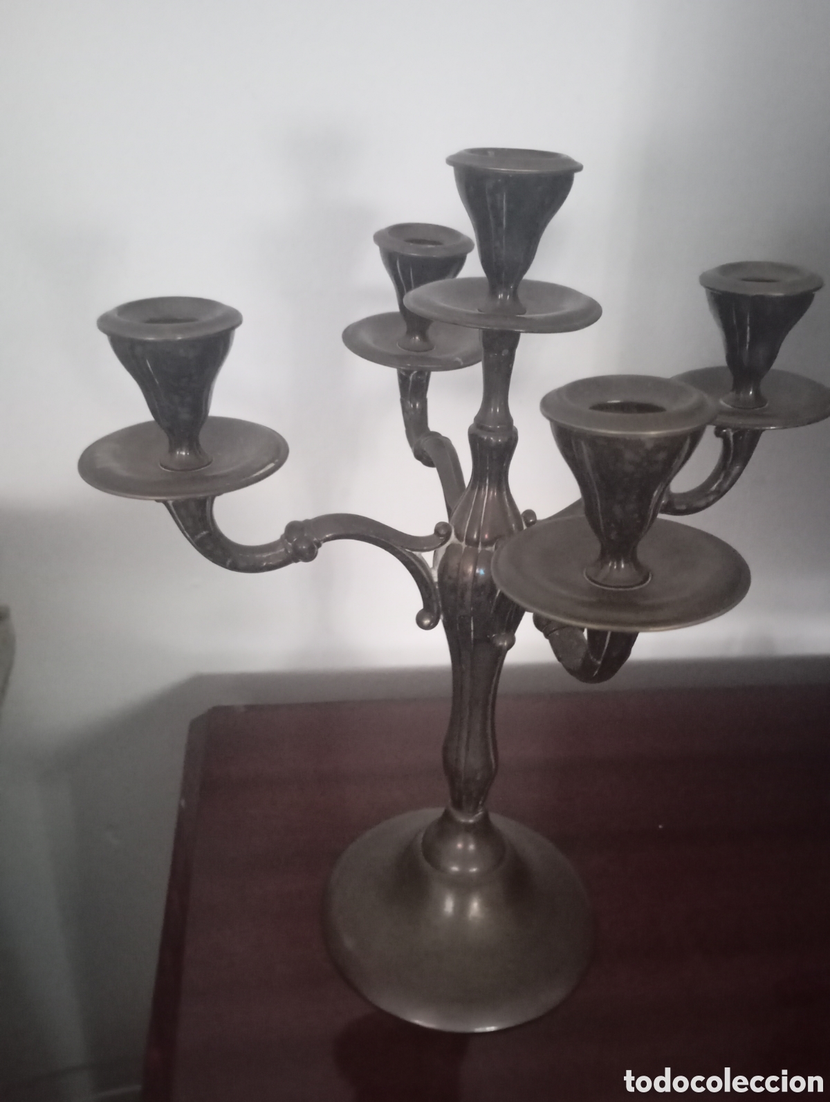 Antig&uuml;edades: Pareja de candelabros antiguos de lat&oacute;n plateado / alpaca