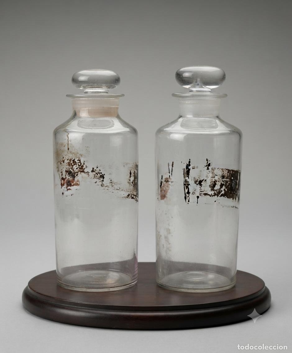 Antig&uuml;edades: Pareja de antiguas botellas en vidrio soplado con tap&oacute;n. S.XIX