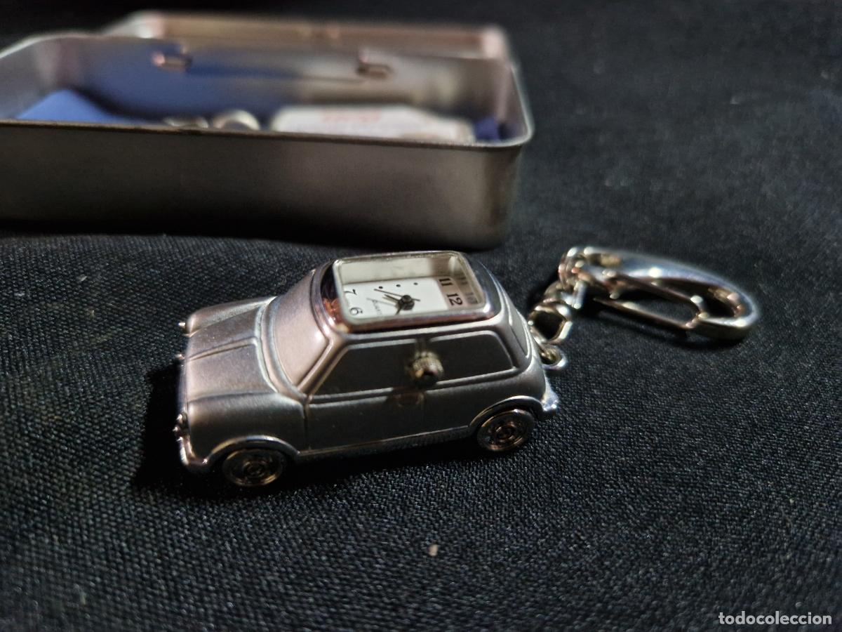 Antig&uuml;edades: BONITO LLAVERO EN FORMA DE COCHE Y RELOJ.