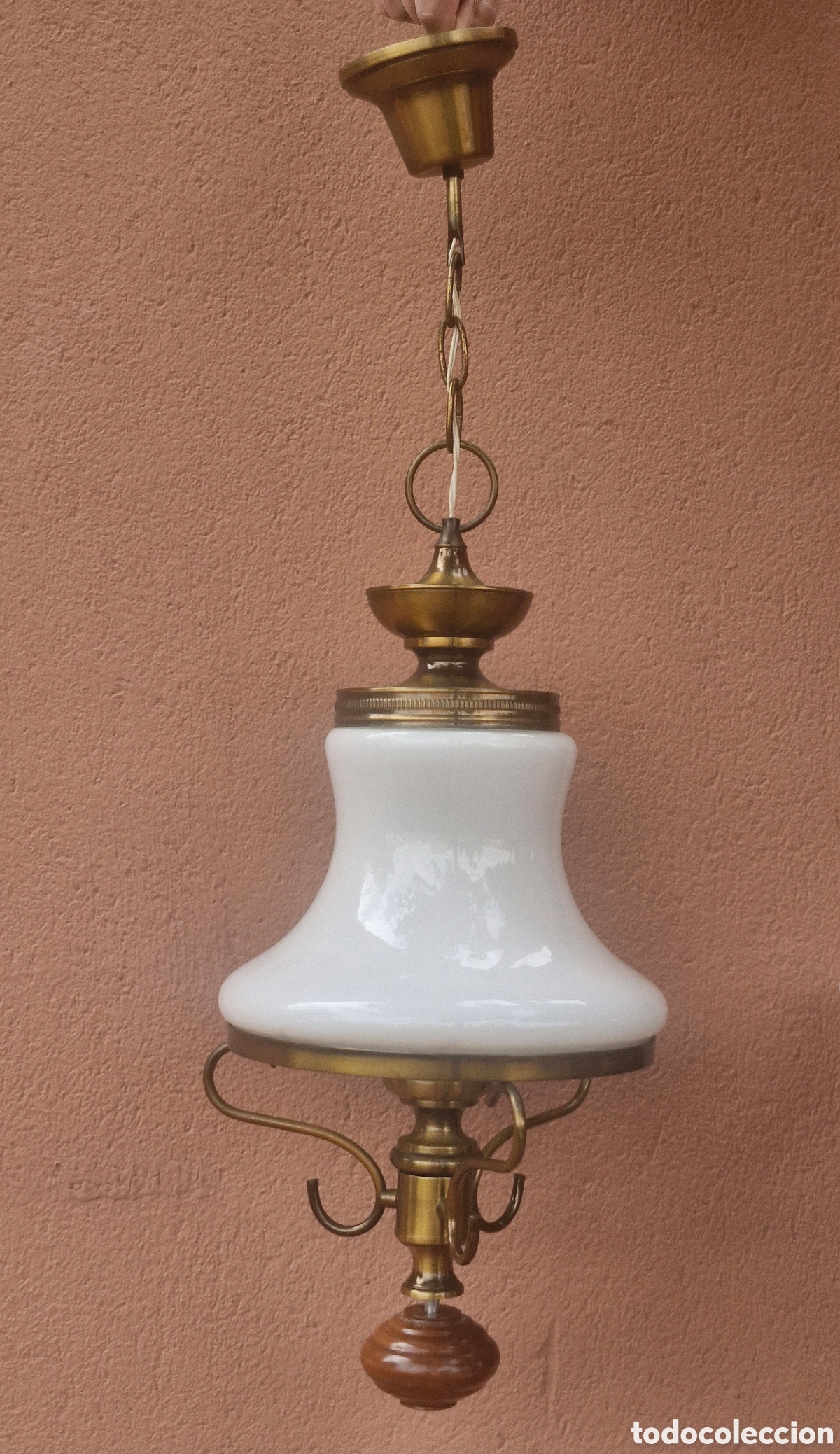 Antig&uuml;edades: PRECIOSA L&Aacute;MPARA DE TECHO DE METAL, MADERA Y TULIPA DE CRISTAL BLANCO OPALINA