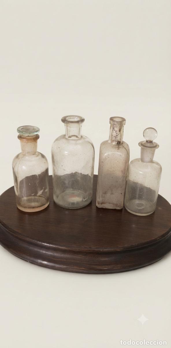 Antig&uuml;edades: 4 BOTELLAS FARMACIA VIDRIO SOPLADO