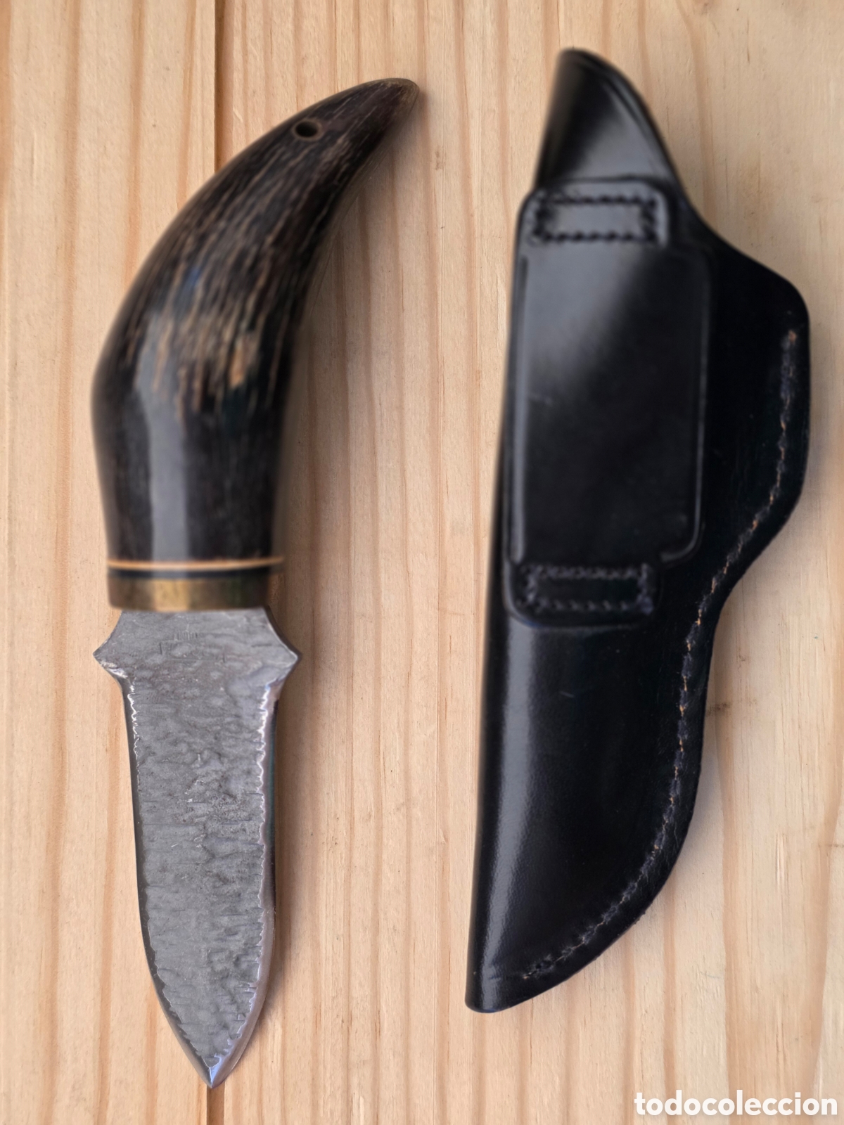 Antig&uuml;edades: Cuchillo artesanal de autor con empu&ntilde;adura de asta de ciervo y funda de cuero &ndash; Pieza &uacute;nica