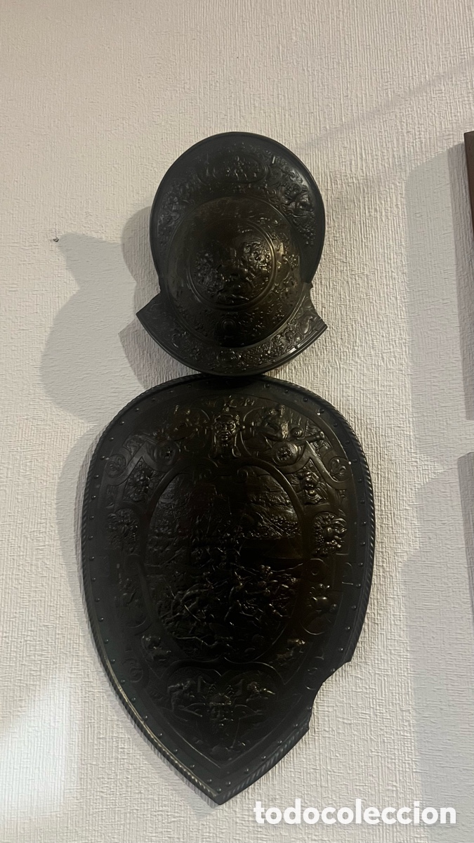 Antig&uuml;edades: Escudo y casco decorativos antiguos de pared