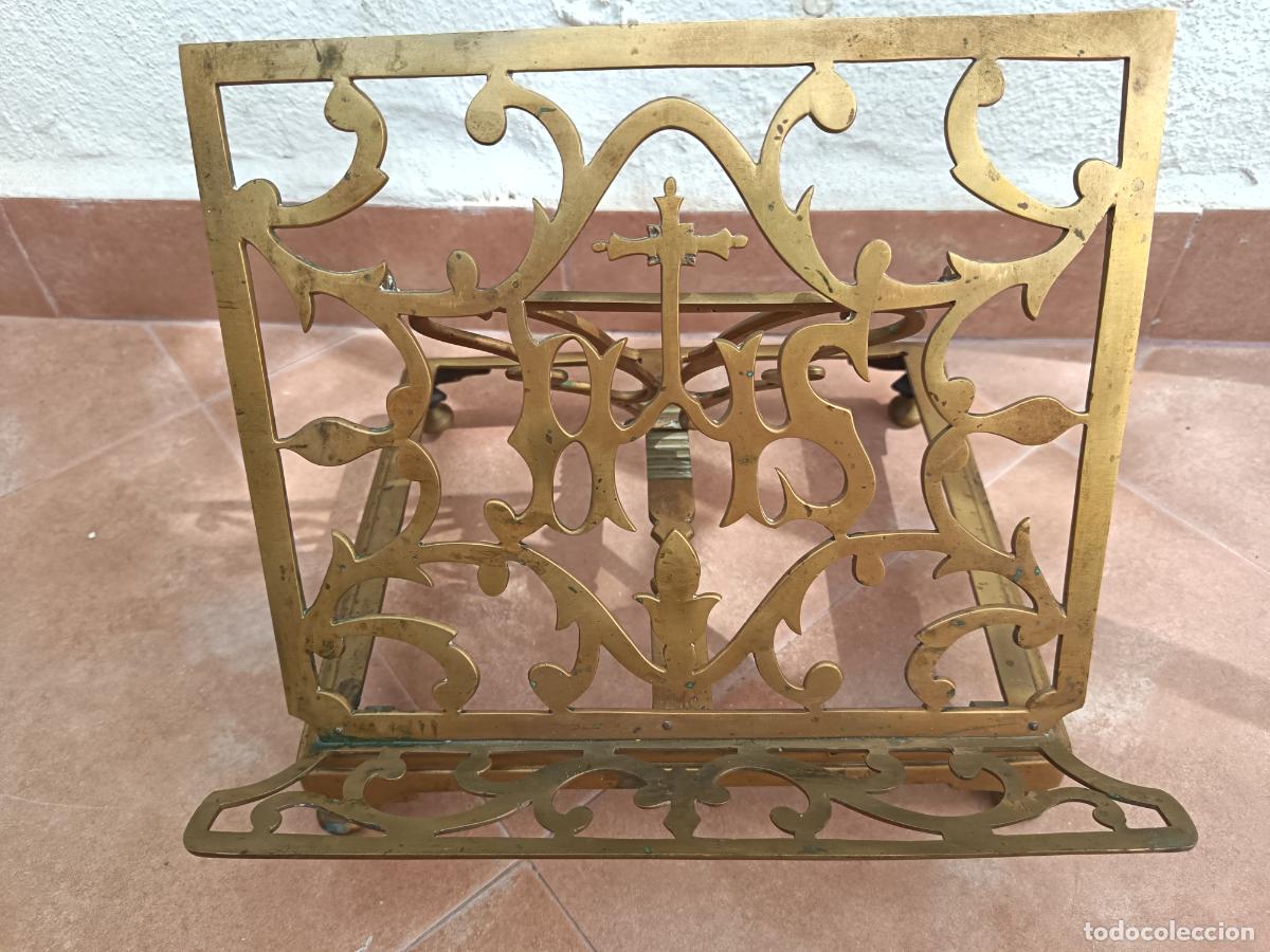 Antig&uuml;edades: ANTIGUO ATRIL EN BRONCE O LAT&Oacute;N. 23 X 26 CM LA BASE
