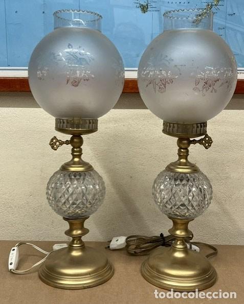 Antig&uuml;edades: Dos lamparas de lat&oacute;n y cristal tallado