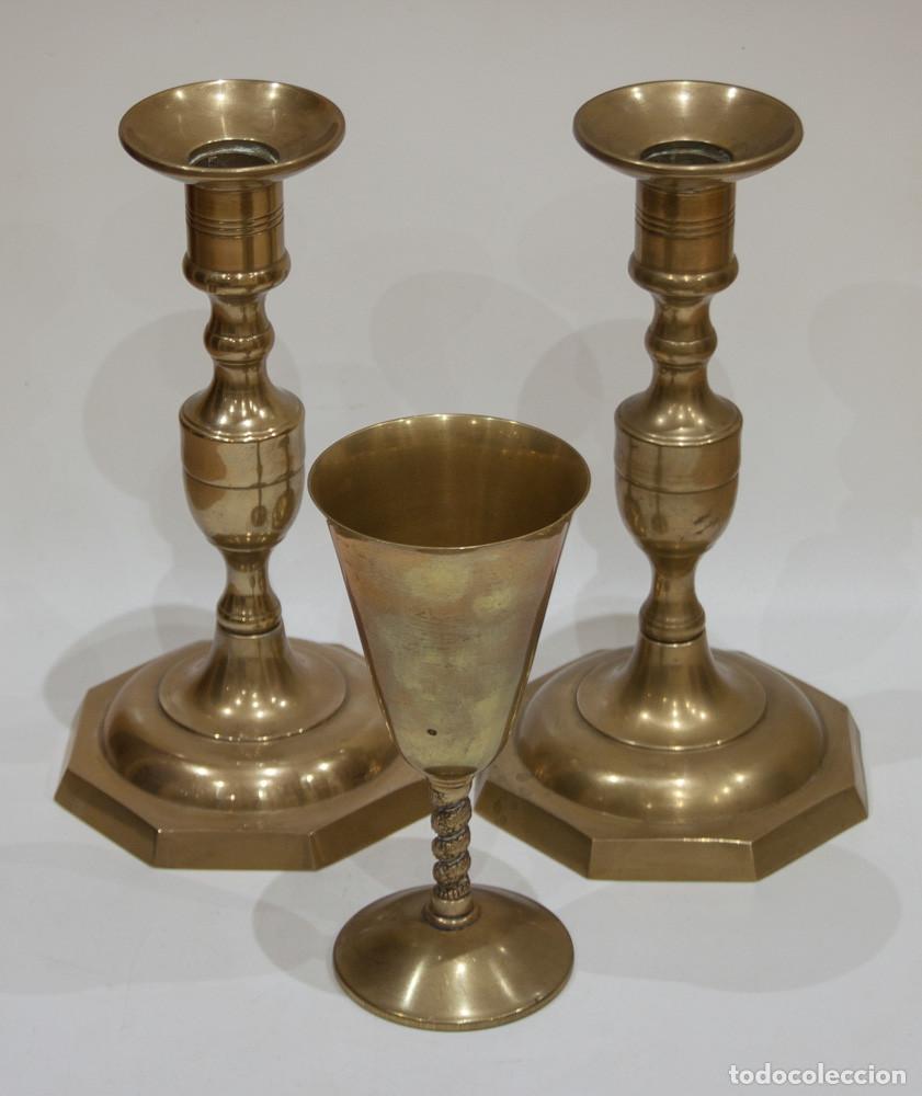 Antig&uuml;edades: ANTIGUA PAREJA DE CANDELABROS Y CALIZ DE BRONCE O LATON.