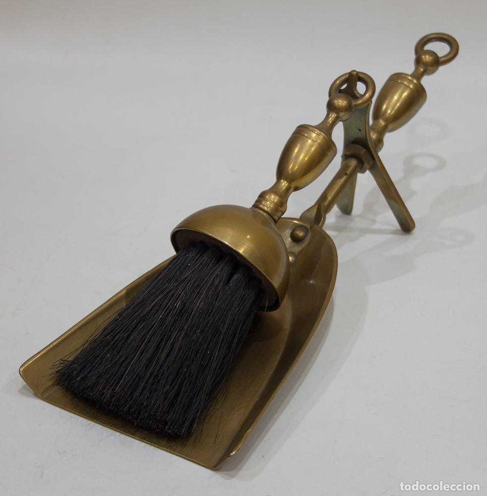 Antig&uuml;edades: RECOGEMIGAS CON BROCHA DE BRONCE.