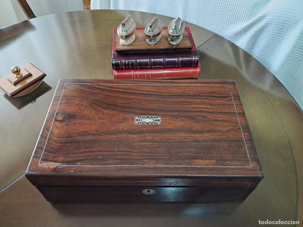 Antig&uuml;edades: ANTIGUA ESCRIBAN&Iacute;A DE MADERA CON TINTEROS Y PLUMA