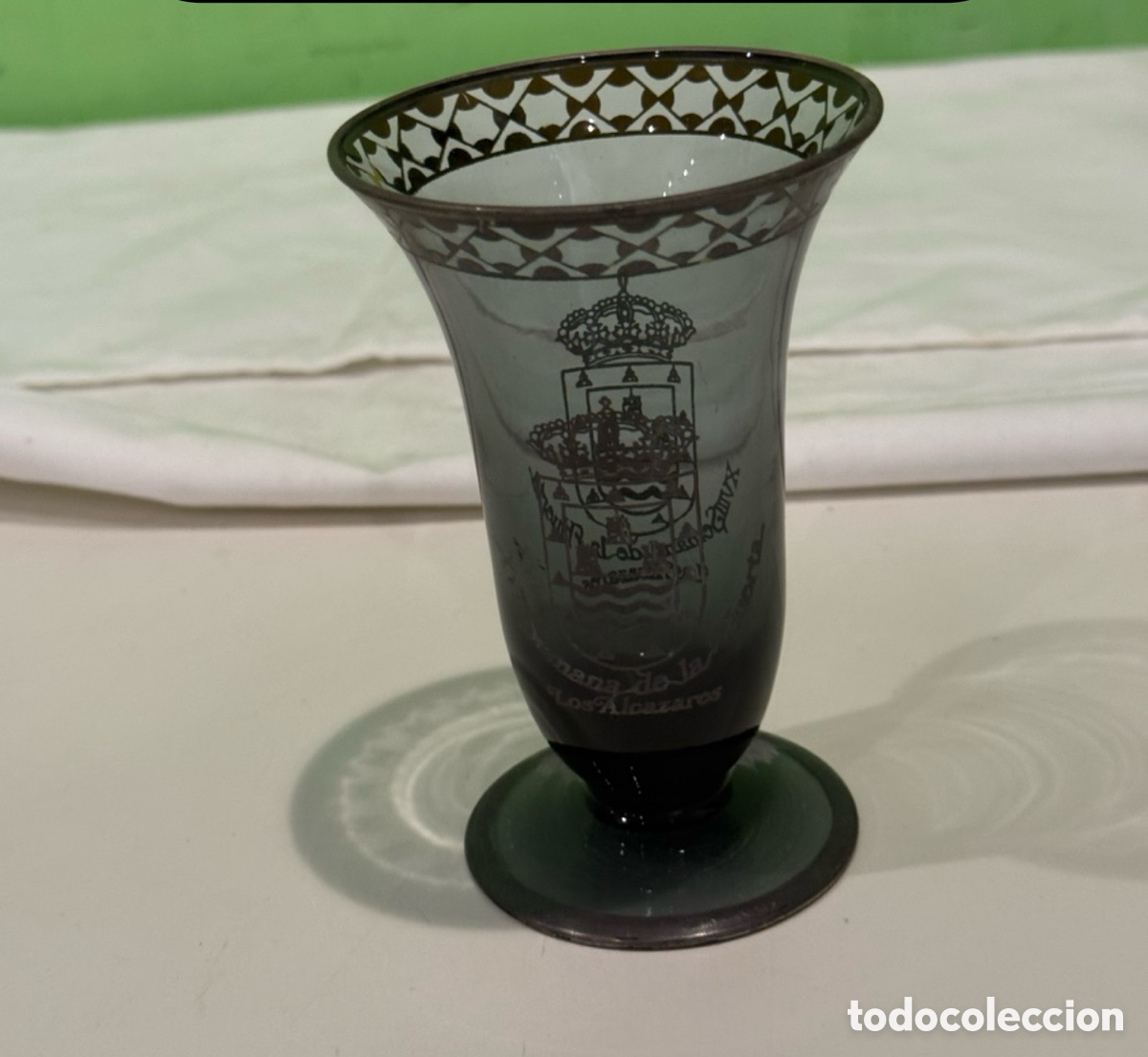 Antig&uuml;edades: Jarroncito de cristal ahumado de 12 cm Los Alc&aacute;zares (Murcia) &ndash; Escudo municipal &ndash; Vintage