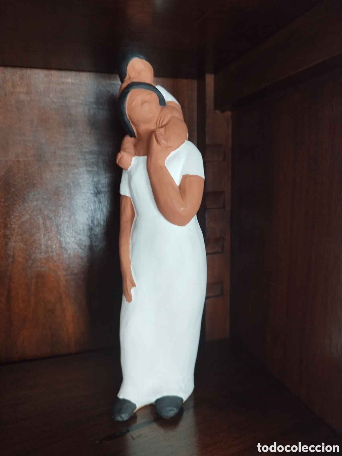 Antig&uuml;edades: Figura de mujer con ni&ntilde;o a hombros.