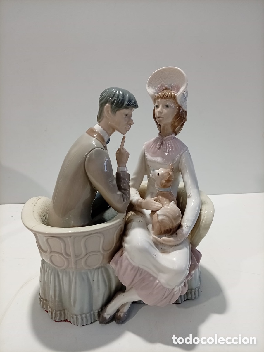 Antig&uuml;edades: FIGURA DE LLADR&Oacute; &ldquo; T&Uacute; Y YO &ldquo; DE PORCELANA