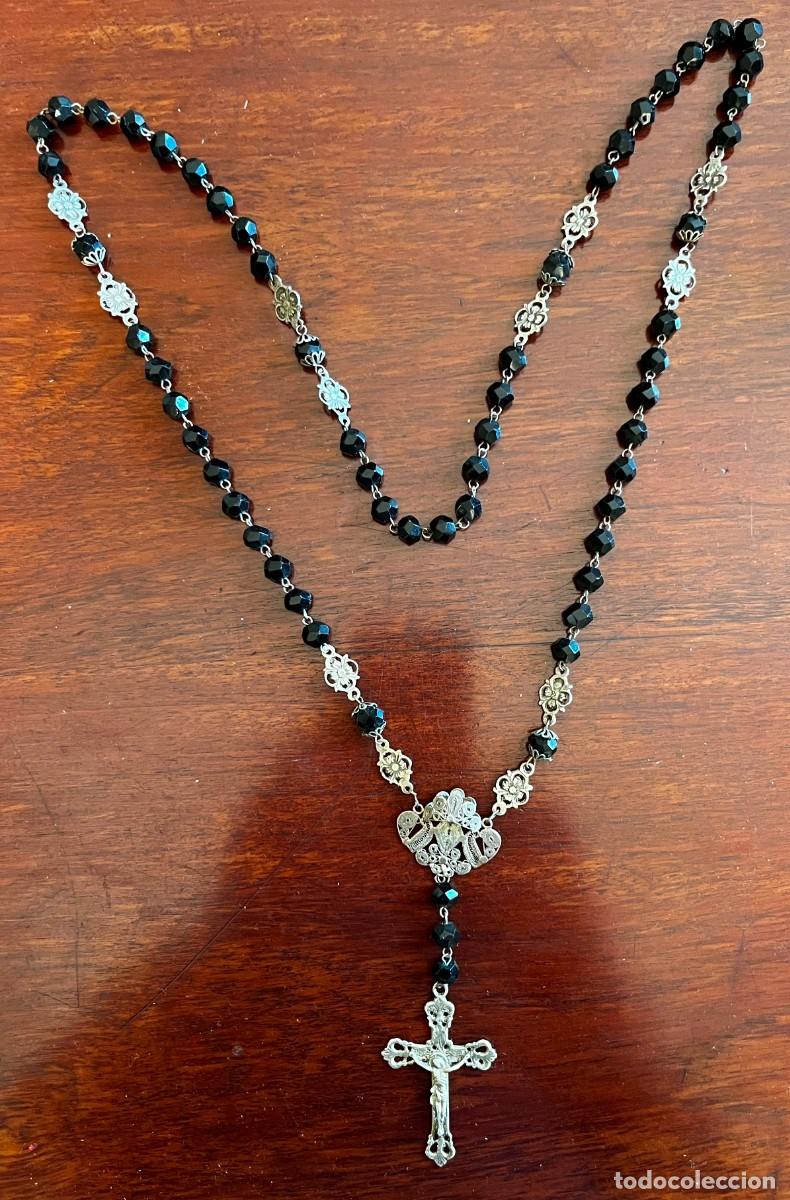 Antig&uuml;edades: Antiguo rosario de plata y azabache facetado, con filigrana y crucifijo, 58 cms. finales XIX princip