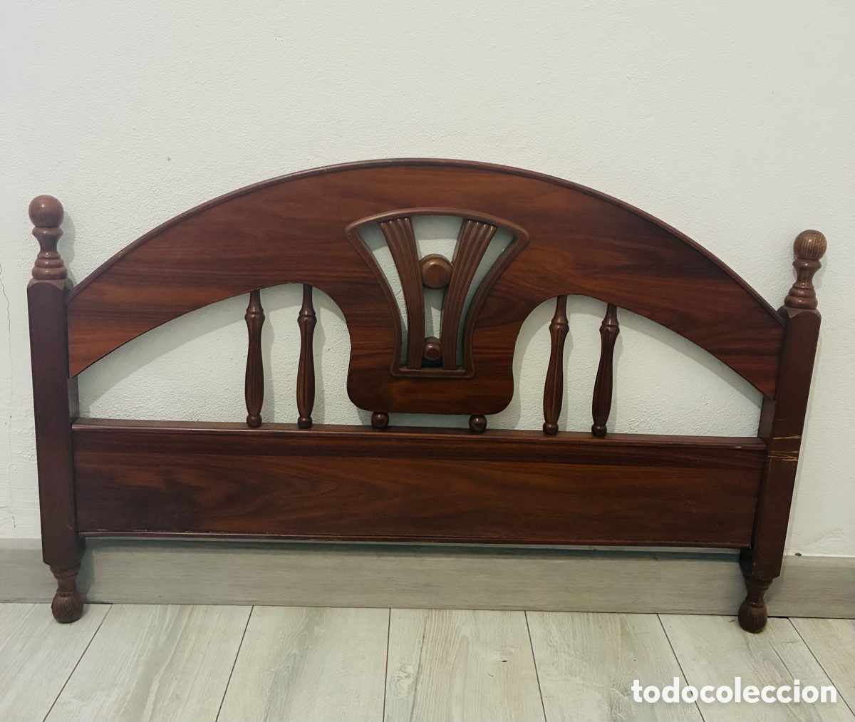Antig&uuml;edades: Cabecero de cama de madera maciza, estilo cl&aacute;sico, excelente estado.