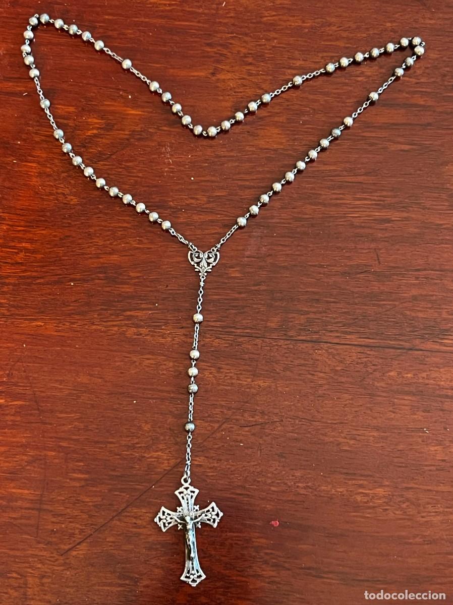 Antig&uuml;edades: Antiguo rosario &iacute;ntegramente de plata con cuentas esf&eacute;ricas y gran crucifijo calado, 46 cms