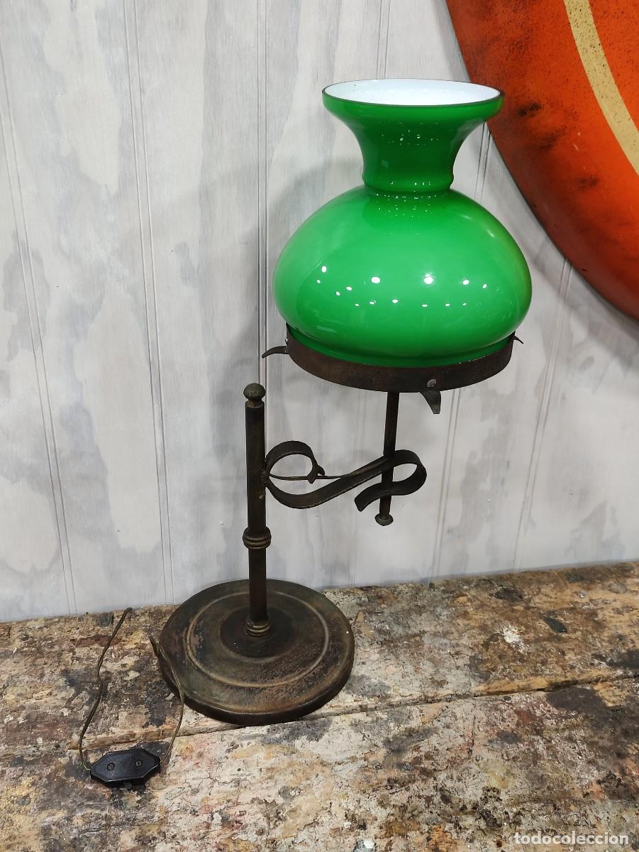 Antig&uuml;edades: Lampara de hierro modernista con tulipa verde