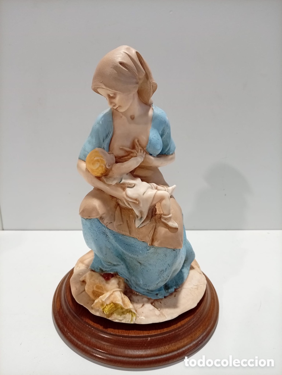 Antig&uuml;edades: FIGURA DE RESINA, MUJER, DANDO PECHO SOBRE PEDESTAL DE MADERA