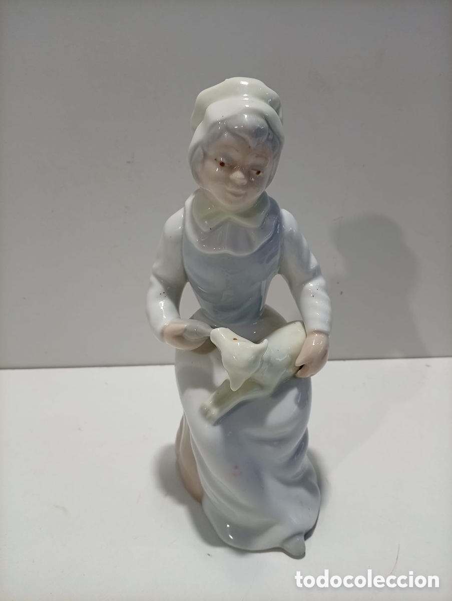Antig&uuml;edades: . FIGURA DE PORCELANA MUJER CON CORDERITO