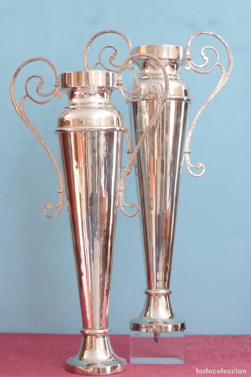 Antig&uuml;edades: Grandes jarrones o &aacute;nforas de altar elaborados en metal plateado. Med. S. XX. Miden 57 cm de altura.