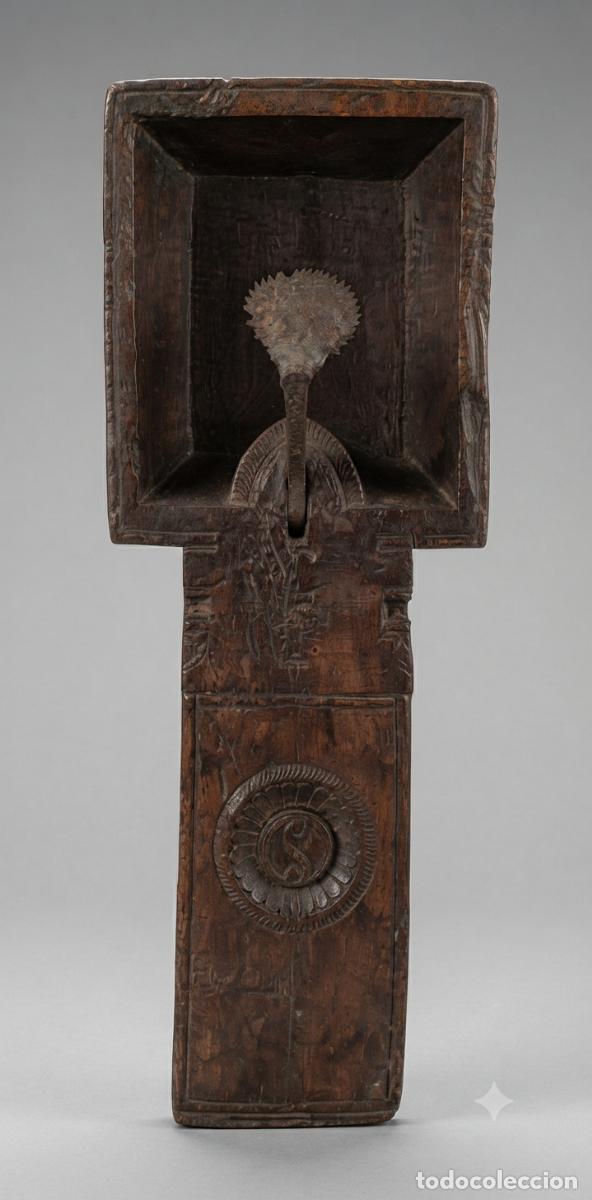 Antiques: ANTIGUO COLGADOR EN MADERA GRABADA