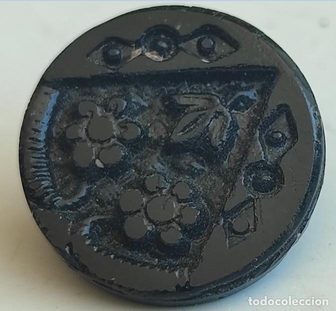 Antig&uuml;edades: BONITO BOTON ANTIGUO DE AZABACHE TALLADO, SIGLO XIX, 14 MM