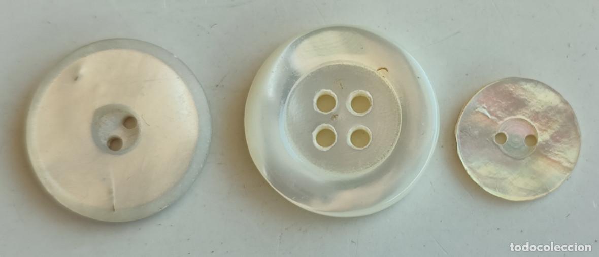 Antig&uuml;edades: LOTE DE 3 BOTONES ANTIGUOS DE MADREPERLA O NACAR, DE 12 A 20 MM