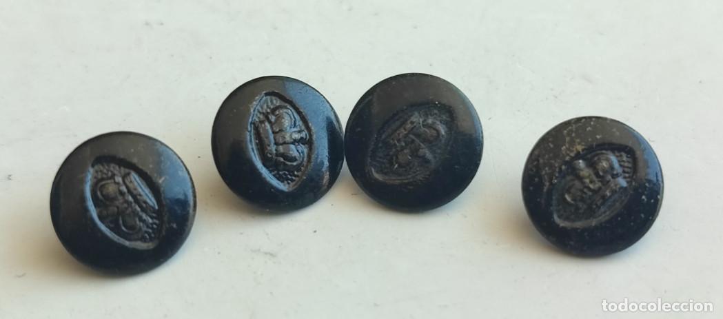 Antig&uuml;edades: LOTE DE 4 BOTONES ANTIGUOS DE AZABACHE CON DIBUJO DE UNA CORONA, SIGLO XIX, 8 MM