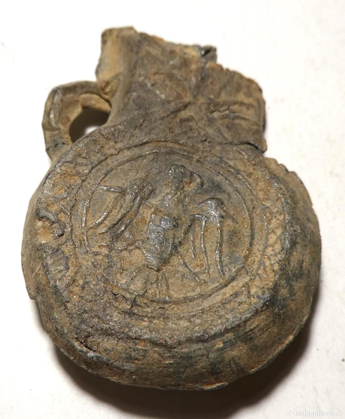Antig&uuml;edades: Ampolla de Peregrino de plomo, mide 4,5 X 3,1 cm
