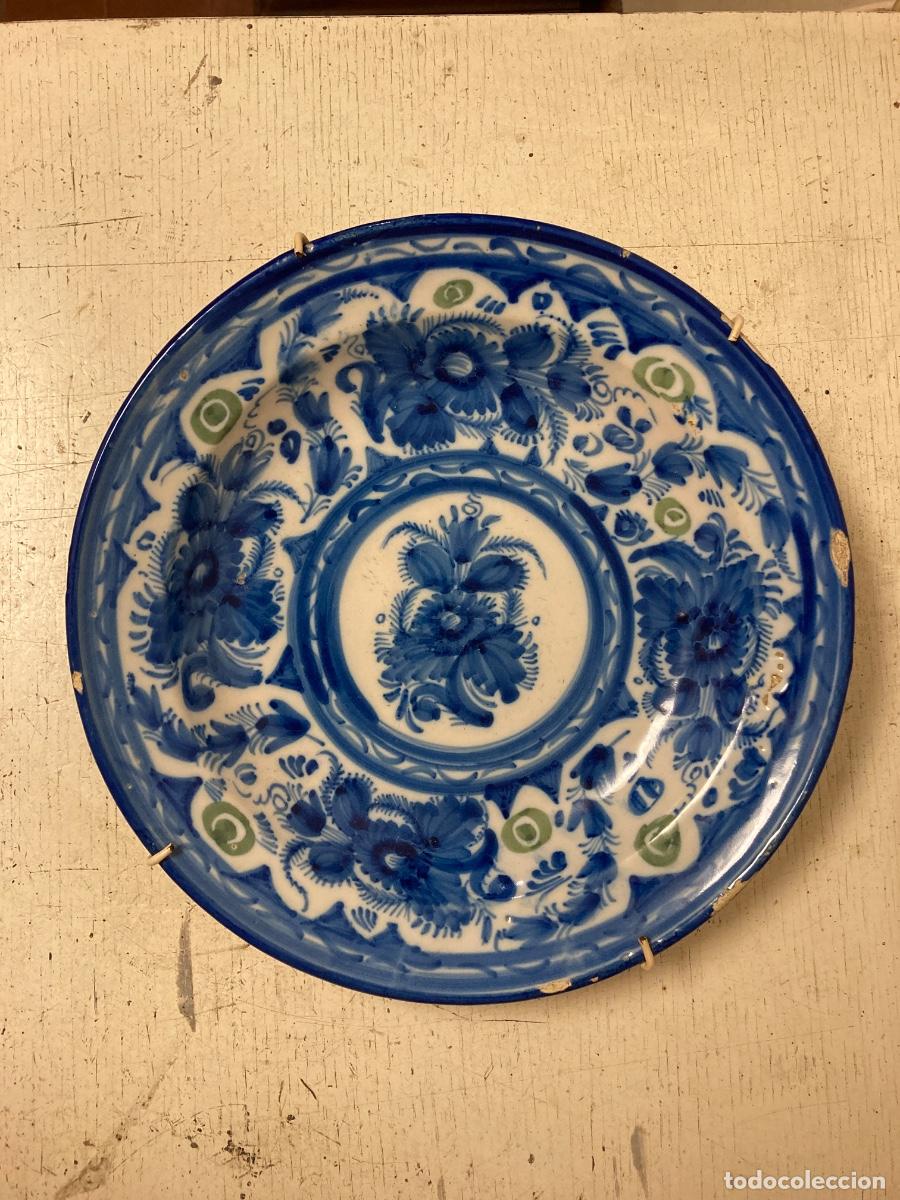 Antig&uuml;edades: Antiguo plato de cer&aacute;mica de Manises, Siglo XIX, decorado a mano, perfecto estado. Di&aacute;metro 31,5 cm