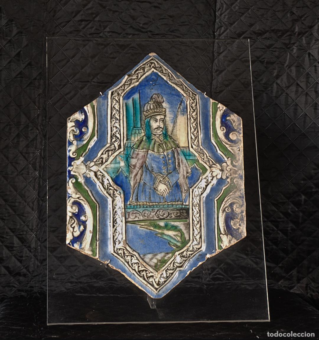 Antig&uuml;edades: Azulejo Arquitect&oacute;nico Persa Qajar - Cer&aacute;mica Policromada - Retrato de Dignatario - Ir&aacute;n, Siglo XIX