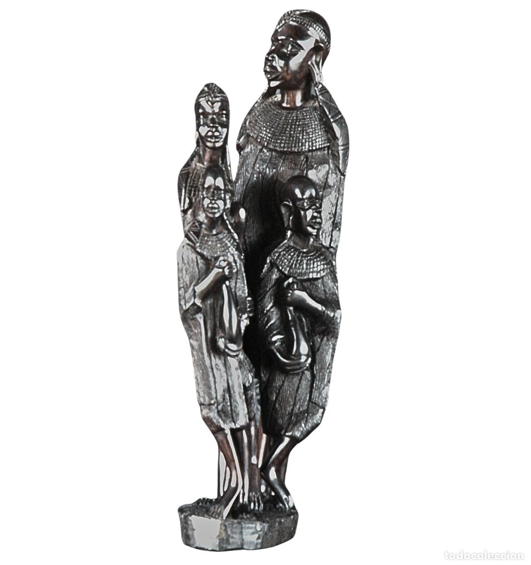 Antig&uuml;edades: Escultura Africana &mdash; Familia Mas&aacute;i &mdash; Madera de &Eacute;bano Tallada