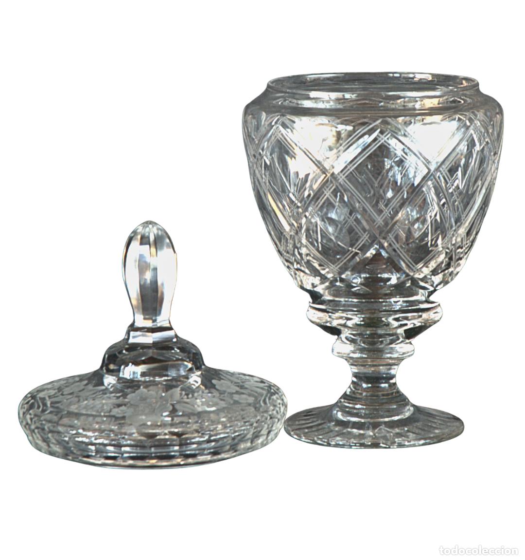 Antig&uuml;edades: Gran Bombonera de Cristal Tallado con Tapa - Estilo Neocl&aacute;sico - Talla de Diamantes y Cruzada - Sigl