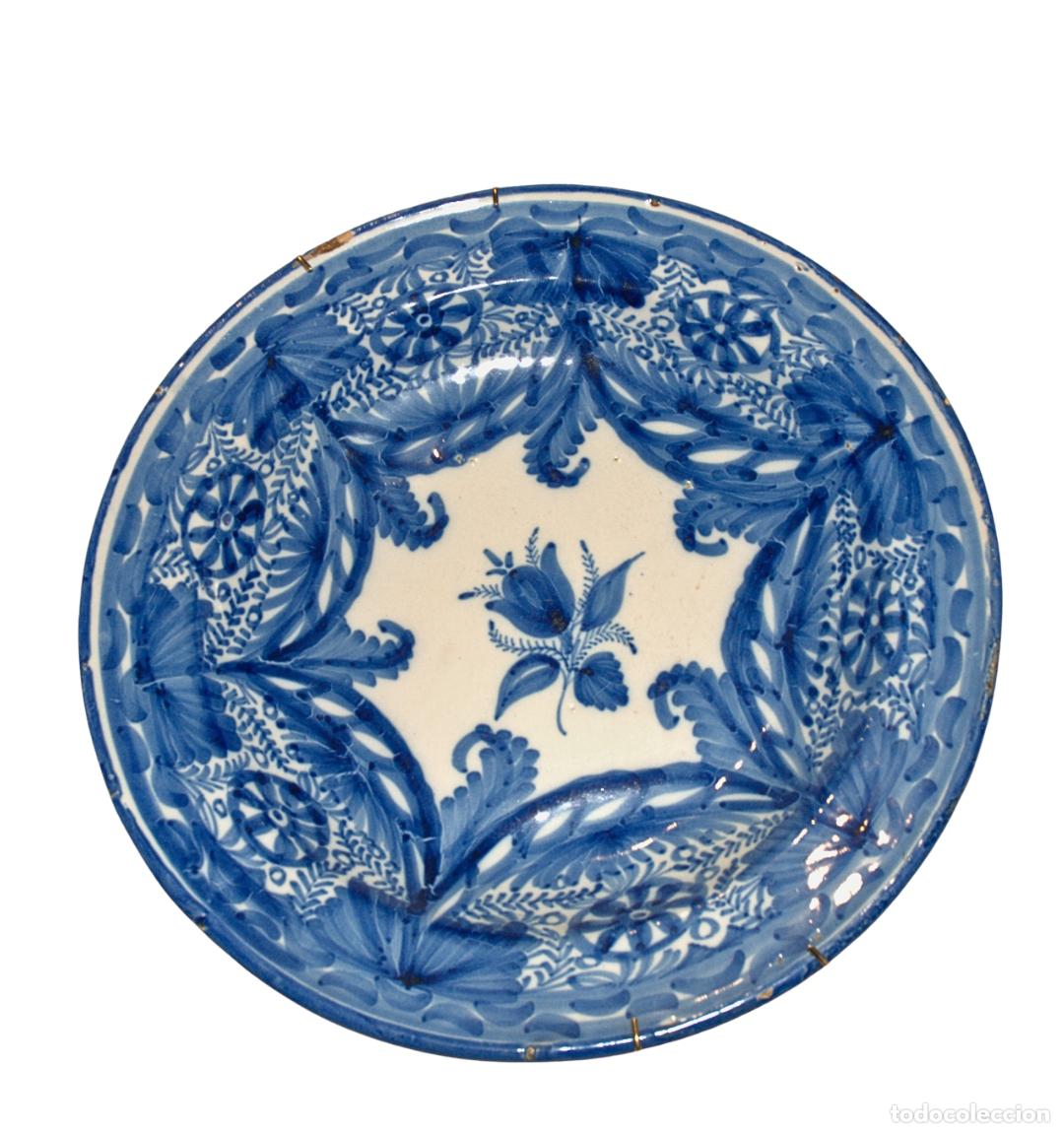 Antig&uuml;edades: Colecci&oacute;n de Seis Platos de Cer&aacute;mica de Manises &mdash; Serie Azul y Pol&iacute;croma &mdash; Siglos XIX/XX