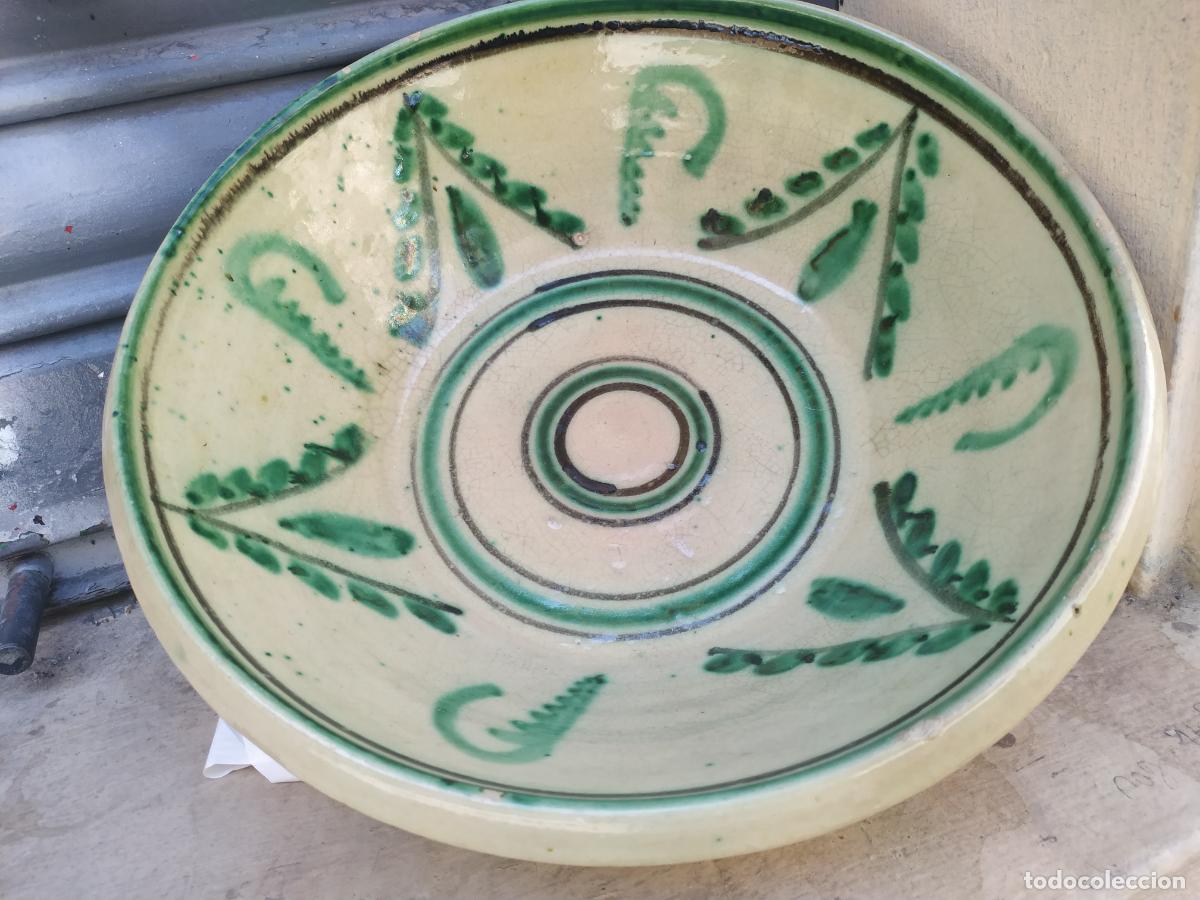 Antig&uuml;edades: Lebrillo cer&aacute;mica de Lucena con decoraci&oacute;n en verde de cobre