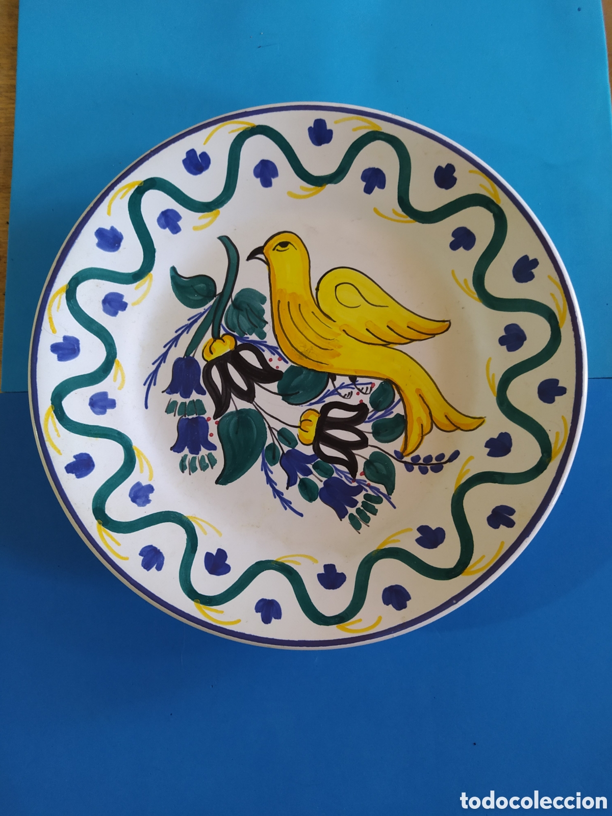 Antig&uuml;edades: Plato de cer&aacute;mica Manises 23 cm pintado a mano ave y flores vintage siglo XX**