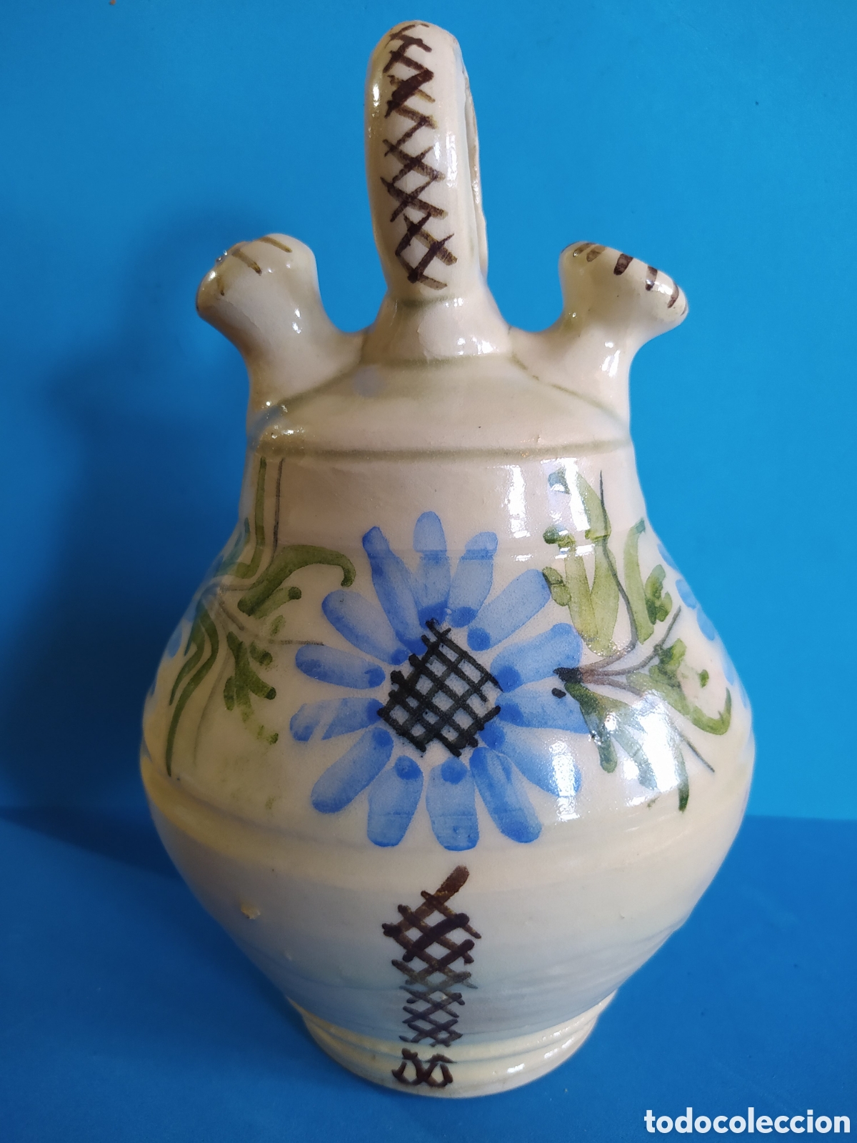 Antig&uuml;edades: Botijo de cer&aacute;mica vidriada pintado a mano, mediados del siglo XX, flores azules, 18 cm*