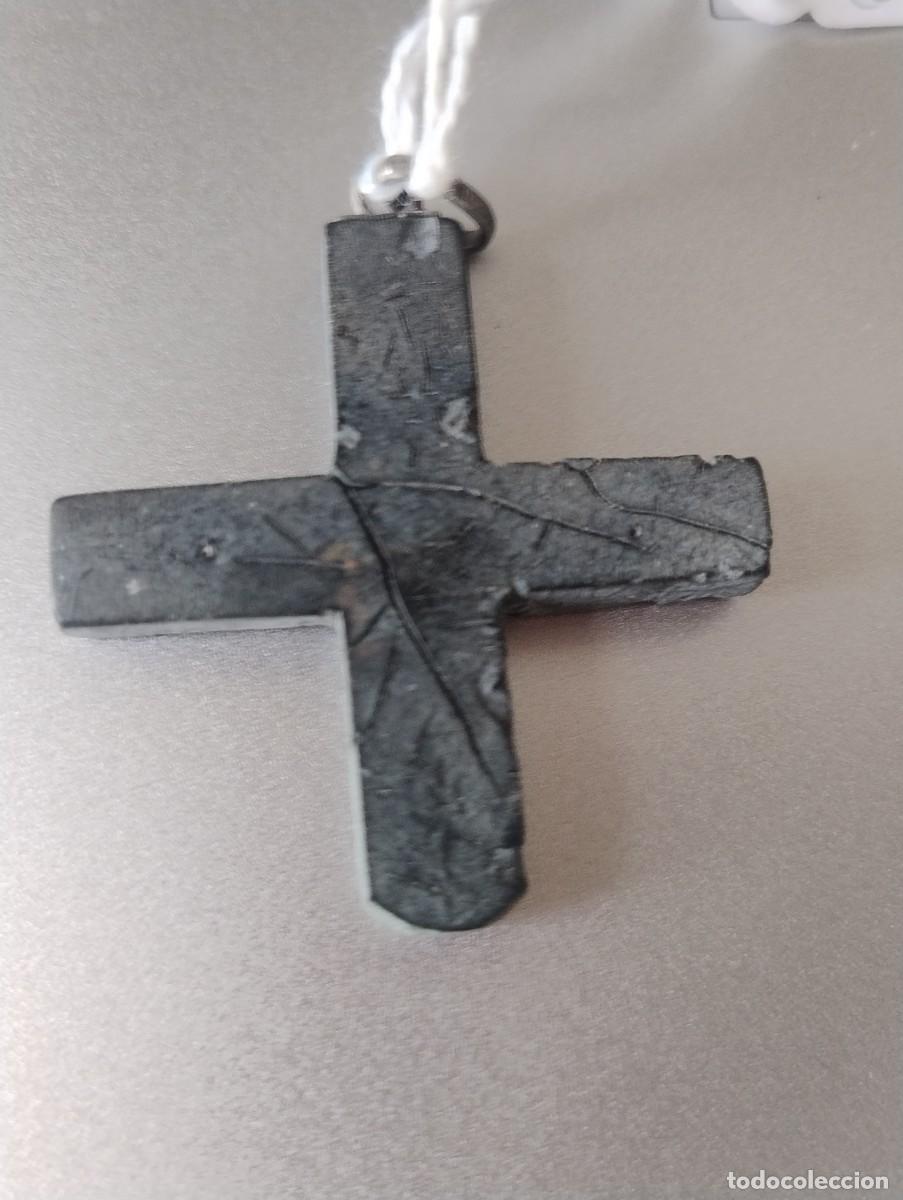 Antig&uuml;edades: Antiguo crucifijo para colgante unos 4 x 4 cm madera o similar