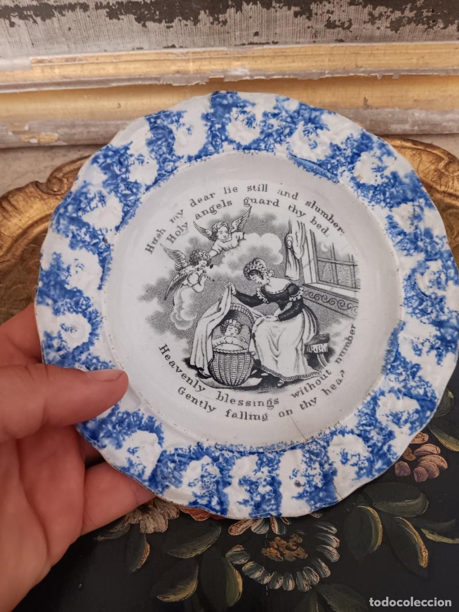 Antig&uuml;edades: plato parlante antiguo o de colecci&oacute;n, con dise&ntilde;o en blanco y azul, com&uacute;nmente denominado &rdquo;plato de