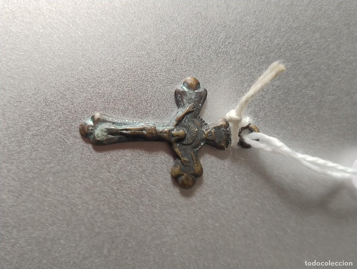 Antig&uuml;edades: Antiguo crucifijo para colgante unos 2 x 2,50 cm metal con relieve