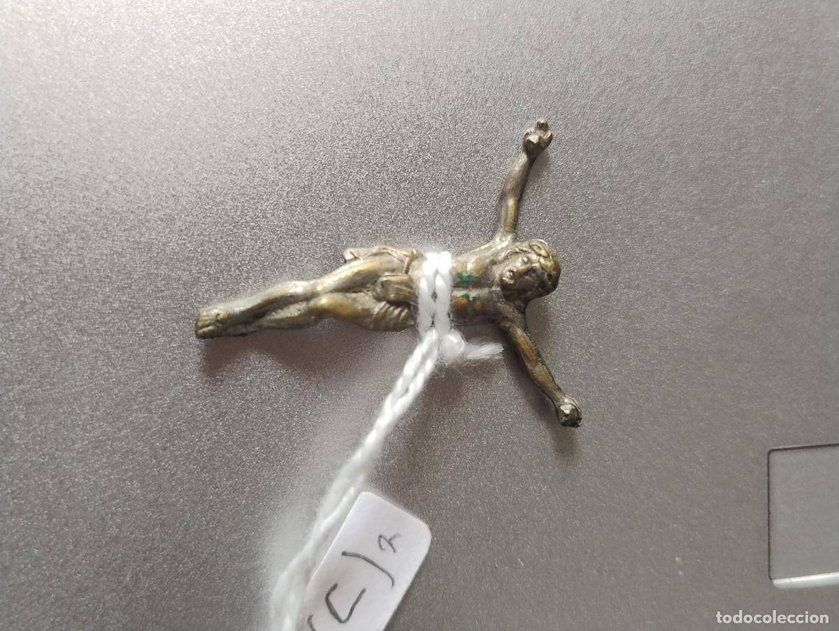 Antig&uuml;edades: Antiguo cristo crucificado metal. Unos 2,50 x 3 cm