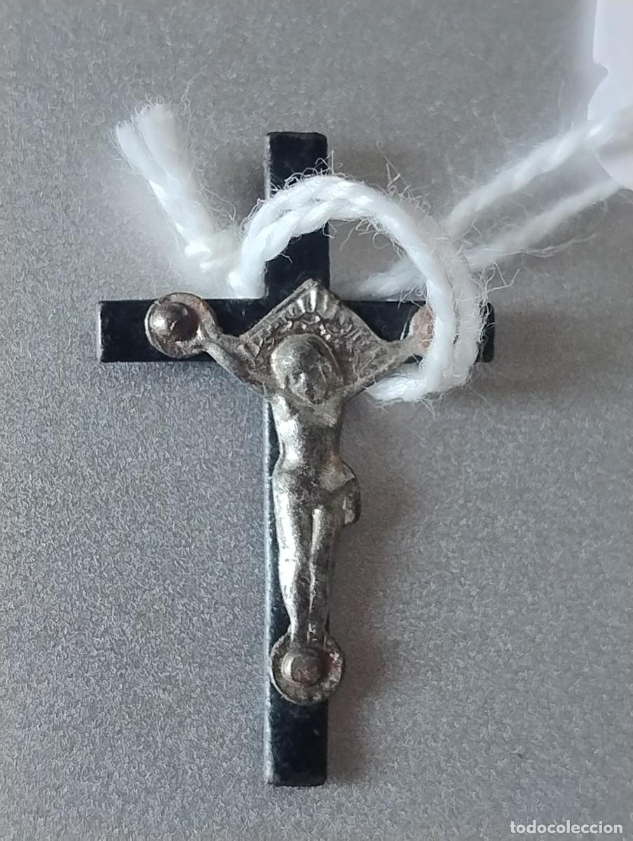 Antig&uuml;edades: Antiguo crucifijo para colgante unos 1,80 x 2,40 cm metal con relieve